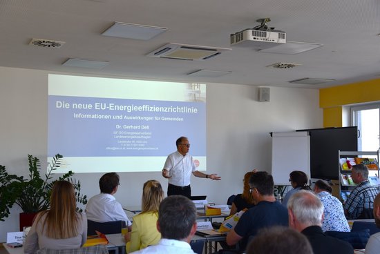 Seminarraum mit Referent und TeilnehmerInnen beim Trainingsseminar Inventar und Sanierungspflicht für Gemeinden