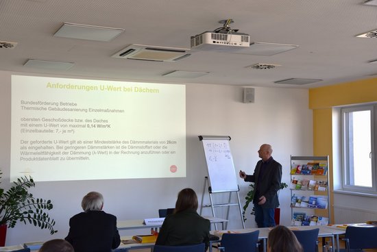 Seminarraum mit Referent und TeilnehmerInnen beim Trainingsseminar Dach- und Fassadenbegrünung