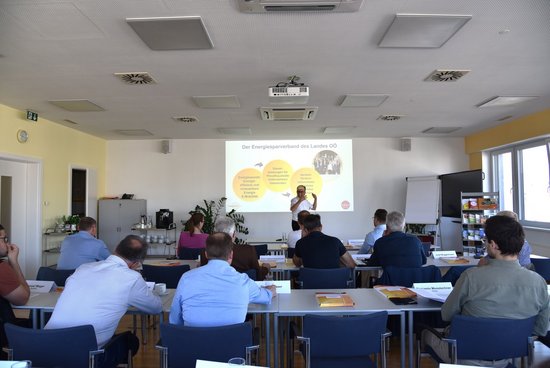 Seminarraum mit Referent und TeilnehmerInnen beim Trainingsseminar Stromspeicher für den Wohn- und kommunalen Bereich