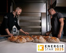 2 Bäcker in der Bäckerei Rathmayr, die den Energiestar 2025 gewann, bei der Arbeit