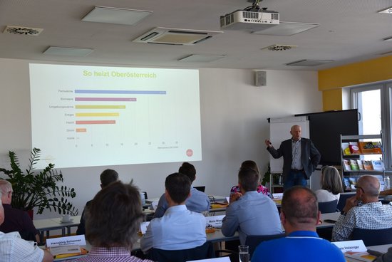 Seminarraum mit Referent und TeilnehmerInnen beim Trainingsseminar Schimmel