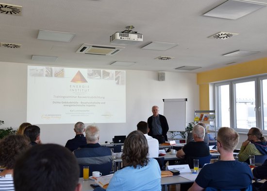 Seminarraum mit Referent und TeilnehmerInnen beim Trainingsseminar Bauwerksabdichtung