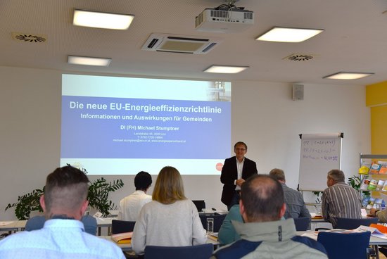 Seminarraum mit Referent und TeilnehmerInnen beim Trainingsseminar Inventar und Sanierungspflicht für Gemeinden