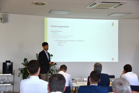 Seminarraum mit Referent und TeilnehmerInnen beim Trainingsseminar Bankenseminar: Energieförderungen für Betriebe