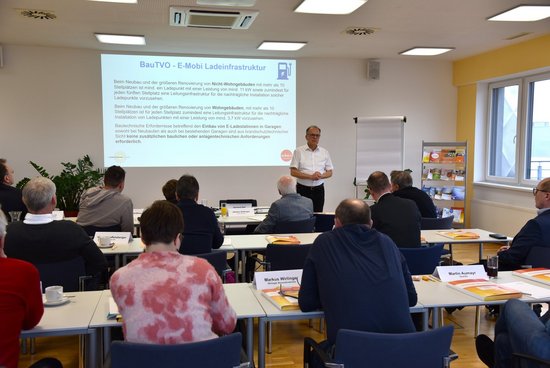 Seminarraum mit Referent und TeilnehmerInnen beim Trainingsseminar PV, E-Auto, Speicher & Co für Baufachleute