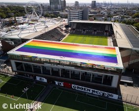 Luftaufnahme des Hamburger Millentor-Stadions mit Pv-Anlage in Regenbogenfarben