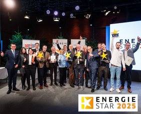 Gruppenfoto mit allen Gewinnern der Energie Stars 2025 bei der Verleihung der Energie Stars 2025, dem oö. Landesenergiepreis, im ORF-Landesstudio am 15. Dezember 2025