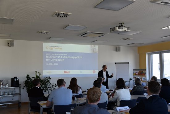 Seminarraum mit Referent und TeilnehmerInnen beim Trainingsseminar Inventar und Sanierungspflicht für Gemeinden