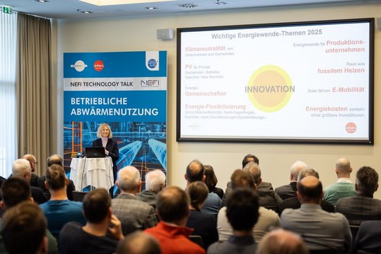 Seminarraum mit Referent und TeilnehmerInnen beim NEFI Technology Talk Betriebliche Abwärme