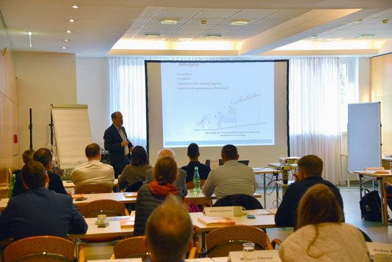 Seminarraum mit Referent und TeilnehmerInnen beim Trainingsseminar Größere PV-Anlagen finanzieren und betreiben