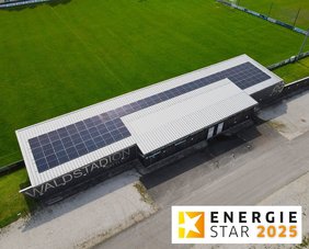 Das Waldstadion der gemeinde Sattledt von oben mit großer PV-Anlage am Dach