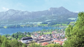 Landschaft mit Berge, See und Häuser